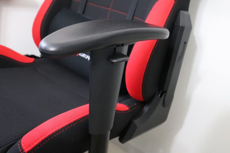 DXRACER快適な機能1｜アームレストの高さ調節機能