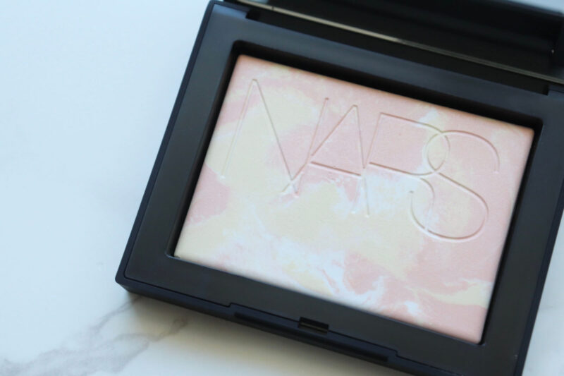 「NARS（ナーズ）ライトリフレクティング プリズマティックパウダー」2023年4月発売！幻の限定パウダーの特徴・口コミをレビュー！