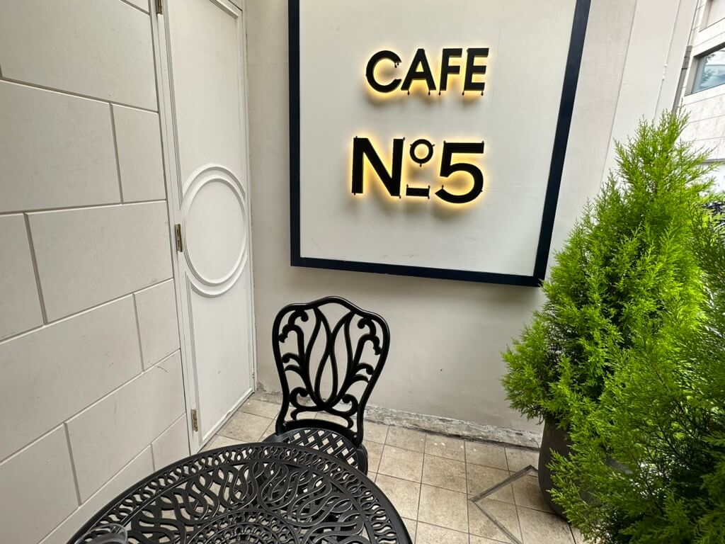 「CAFE N°_5 （ナンバーファイブ）＠表参道カフェ」シャネルみたいな雰囲気のテラス席が人気！メニューや訪問レビュー