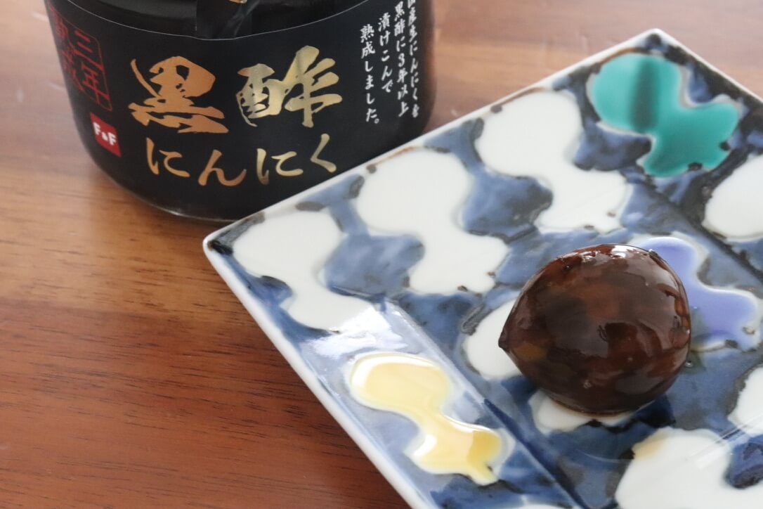 小田切ヒロさんおすすめ「薬膳黒酢にんにく」レビュー！オーガニックスーパーF＆Fで買える！原材料・味・価格・感想など