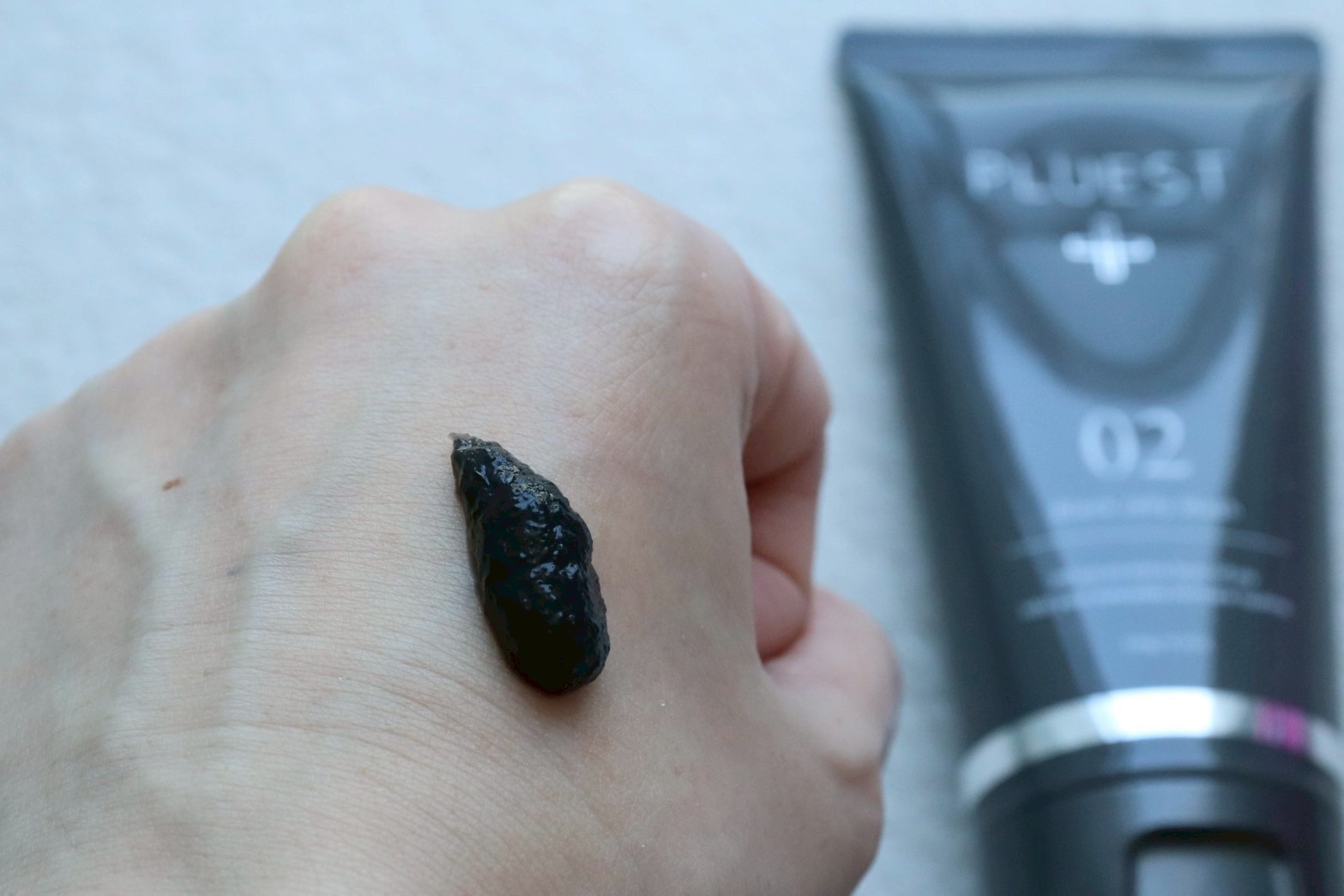 「PLUEST ブラックジェリーウォッシュ」を使用した感想①｜ぷるんと密着するジェリースクラブが心地よい！
