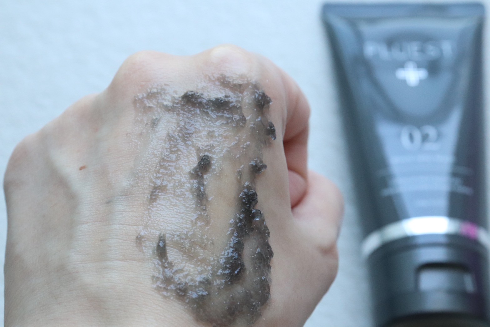 「PLUEST ブラックジェリーウォッシュ」を使用した感想①｜ぷるんと密着するジェリースクラブが心地よい！