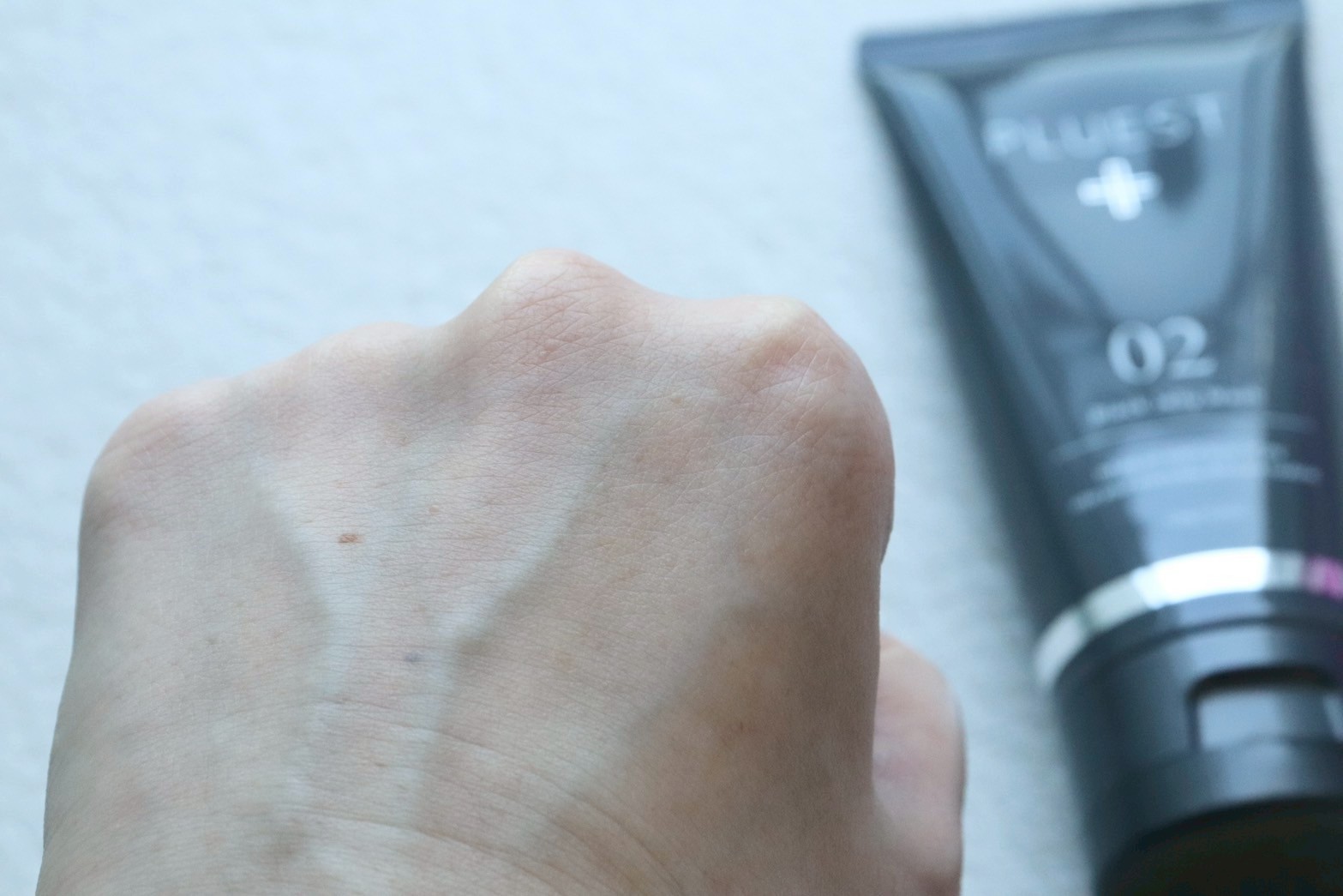 「PLUEST ブラックジェリーウォッシュ」を使用した感想①｜ぷるんと密着するジェリースクラブが心地よい！