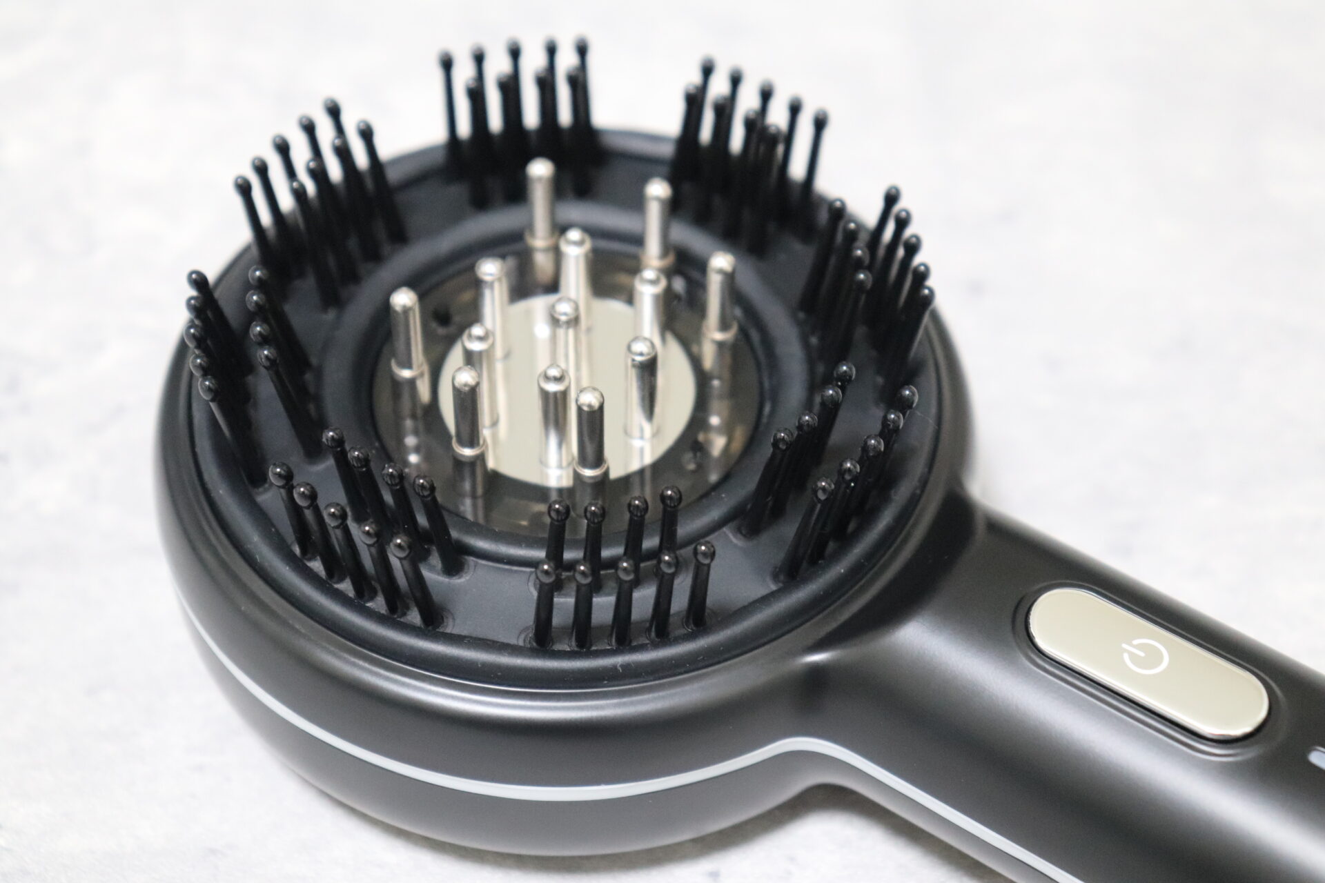 MEDULLA スカルプエアショットを使う前の準備|ブラシ面に汚れなどが無いか確認する