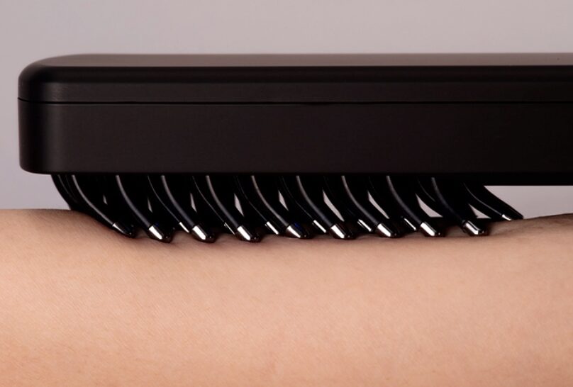 Brighte エレキブラシ プラス 基本の使い方のコツ｜擦り付けずに優しく肌の上を滑らせる