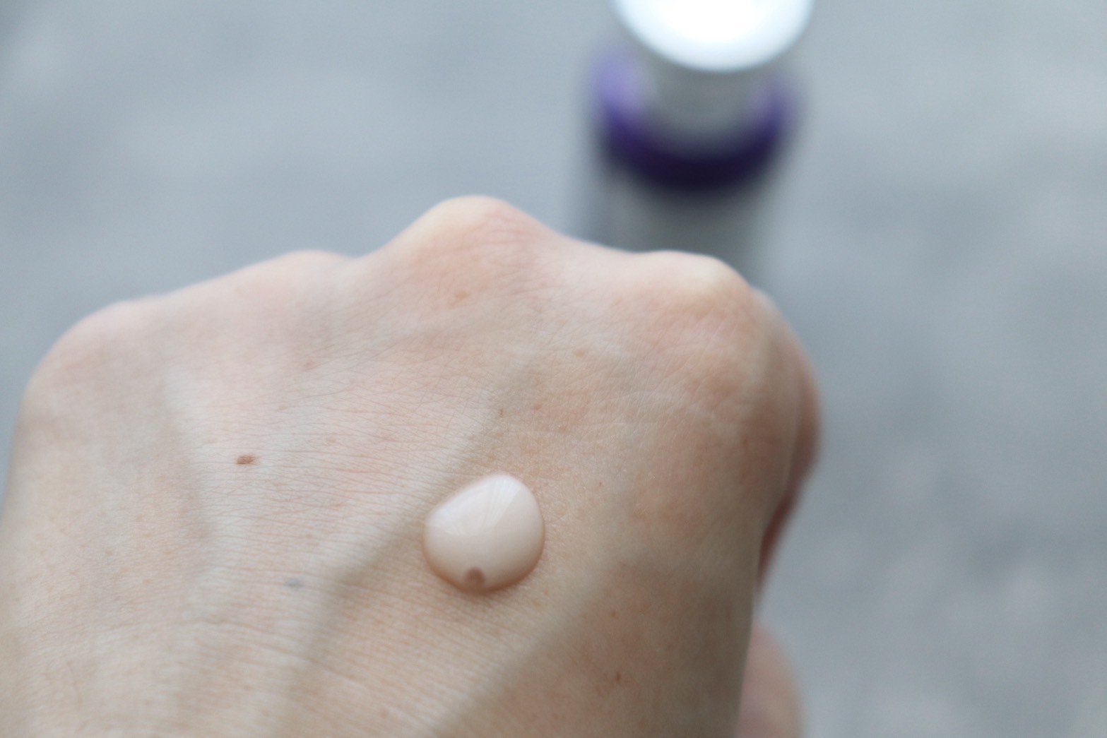 「ドミナス アットクリニック ボルフィリン リンクルショット アンプル」を使用した感想①|とろけるような濃密テクスチャーが肌にピタッと密着!