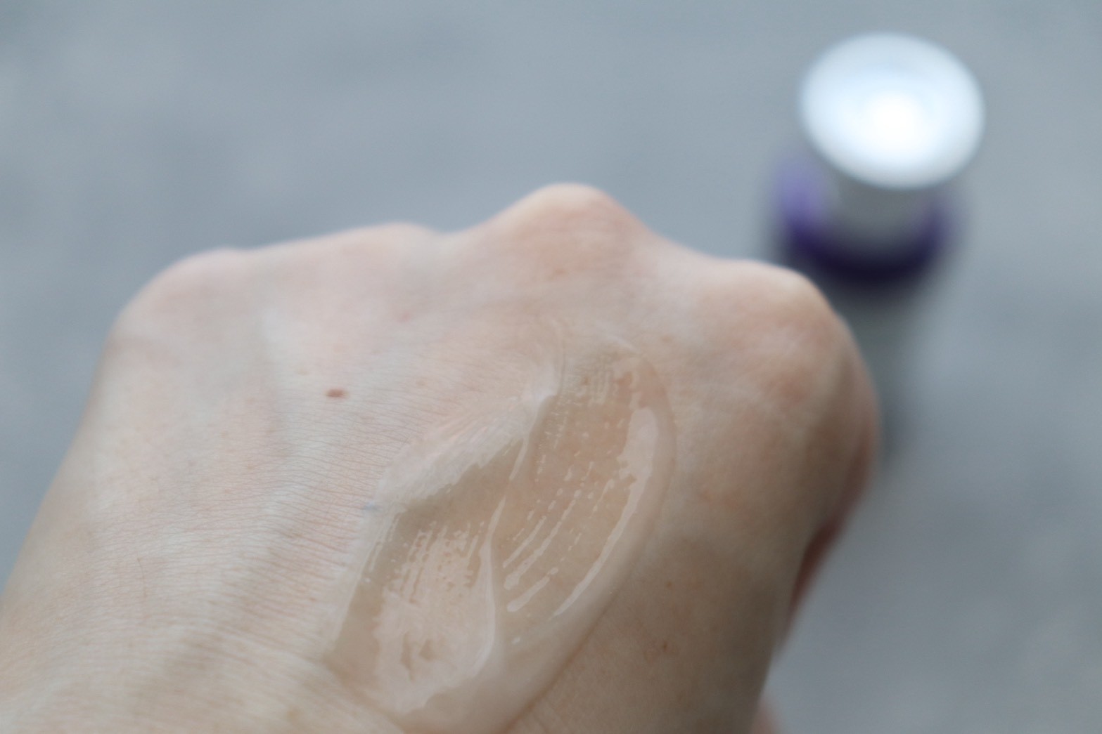 「ドミナス アットクリニック ボルフィリン リンクルショット アンプル」を使用した感想①|とろけるような濃密テクスチャーが肌にピタッと密着!